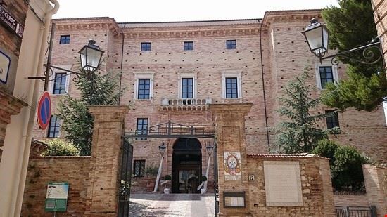 Castello Chiola - Pietro - Pietro - CC BY SA 3.0