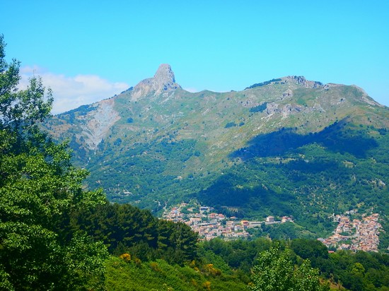 Fondachelli Fantina sovrastato da Rocca Salvatesta e Rocche di Durante