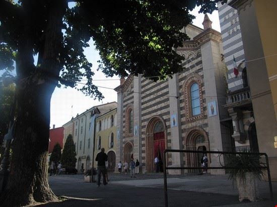  Il Santuario Beata Vergine della Quercia con immagini della Madonna , su sfondo azzurro , ed il portone centrale addobbato per la Festa della Patrona della Val Nure ( la prima domenica di settembre ) .
L' ultima domenica di agosto e l' ultima domenica di settembre  ci sono le immagini della Beata Vergine della Quercia , ed il portone è come in foto .  