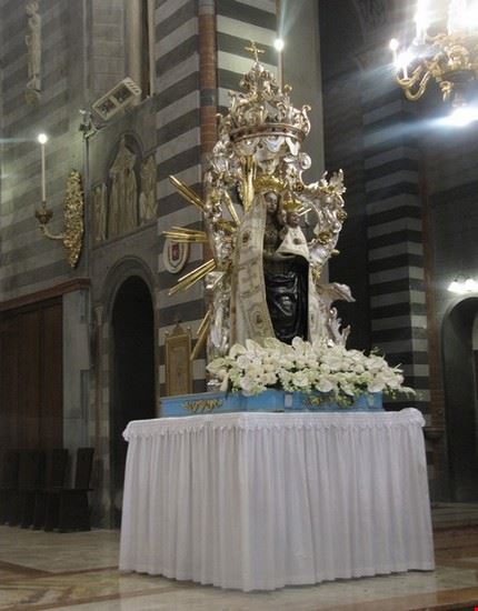 Statua lignea quattrocentesca della Beata Vergine della Quercia , Patrona della Val Nure , nel presbiterio del Santuario .
Il Santuario Beata Vergine della Quercia si trova a Bettola , nella parte di San Giovanni in Piazza Cristoforo Colombo .  