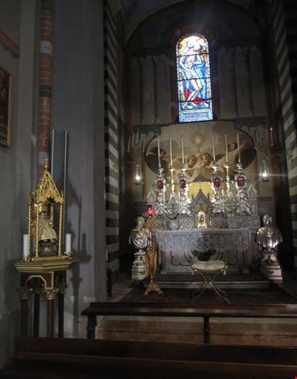  L' Eucarestia si trova vicino al presbiterio all' interno del Santuario Beata Vergine della Quercia di Bettola ( Val Nure - Piacenza ) nella parte di San Giovanni .
Nell' immagine anche Gesù Bambino di Praga .  