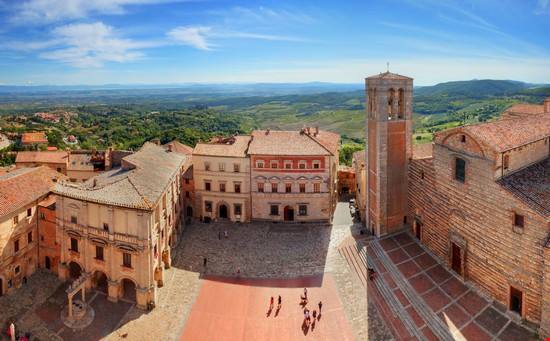 È il posto dove trovare delle terme d'autore anche in primavera: si trova a due passi da Siena ed è anche una piccola bomboniera medievale