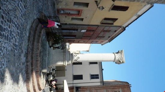 Colonna dell'ospitalità Un tempo i viaggiatori che giungevano in paese legavano il cavallo ad un'anella e venivano ospitati dalla famiglia che ne era proprietaria  