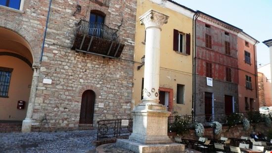  I viandanti che giungevano a cavallo in paese lo legavano as una di queste anelle e venivano ospitati dalla famiglia proprietaria della stessa  
