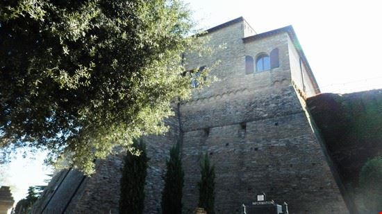  Antica struttura difensiva circondata da una robusta cinta muraria, ancor ain parte visibile. Al suo interno ospita un Museo dedicato alle religioni monoteiste (cristianesimo, ebraismo, islamismo) con oggetti liturgici e opere d'arte   