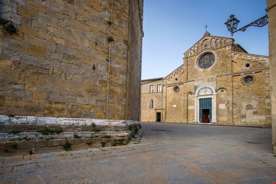 Duomo Volterra robertonencini - Shutterstock robertonencini