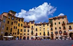 piazza anfiteatro lucca