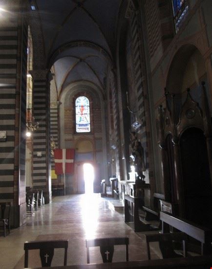 Una della tre navate all' interno del Santuario Beata Vergine della Quercia a Bettola ( Val Nure - Piacenza ) in San Giovanni .
Nell' immagine sedie e panche di legno , un confessionale , la statua di San Rocco , la statua di San Giovanni , il vessillo bianco e rosso , la " Porta Santa " , due vetrate , le colonne ed il soffitto del Santuario .  