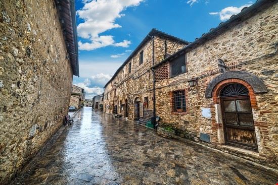 Viette del borgo Monteriggioni Shutterstock 