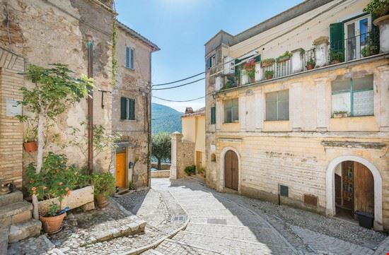  Roccantica Stefval / Shutterstock.com Stefval / Shutterstock.com