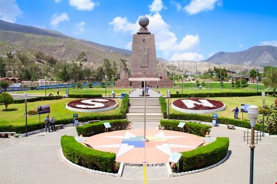 La Mitad del Mundo - Fotos593 - Fotos593 - Shutterstock