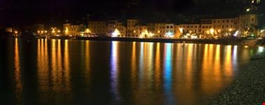 Città di Domaso; le luci riflettono nel lago Como