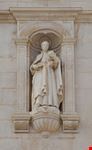 coimbra cattedrale nuova di coimbra statua sulla facciata