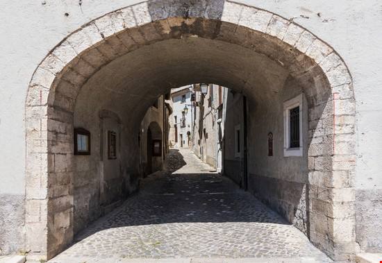 In Abruzzo c'è un borgo dove puoi vedere i cervi tra i vicoli: è la meta green immersa tra gli Appennini