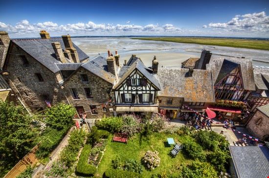 La grand Rue Mont Saint Michel Rolf E. Staerk - Shutterstock Rolf E. Staerk