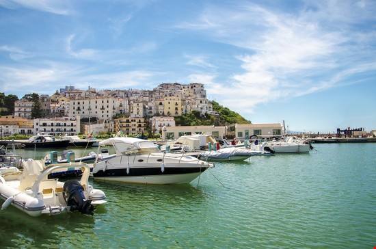 Un angolo di Grecia nel Gargano: in Puglia c’è una cittadina bianca sul mare bella come un’isola delle Cicladi