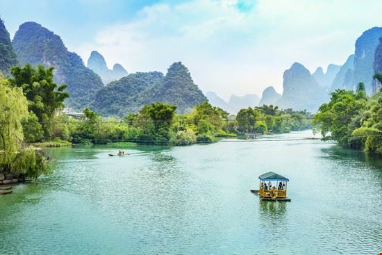 Crociera sul fiume Li Guilin aphotostory - Shutterstock aphotostory