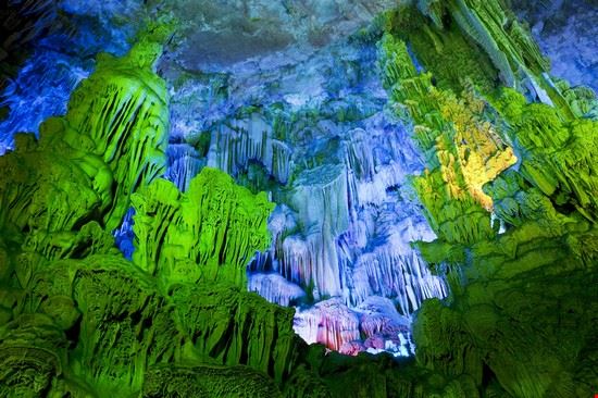 Grotta del Flauto di Canne Guilin DnDavis - Shutterstock DnDavis