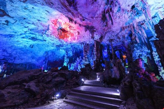 Grotta del Flauto di Canne Guilin kikujungboy - Shutterstock kikujungboy