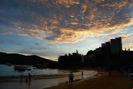  Acapulco Sealight - CC BY-SA 2.0 Sealight