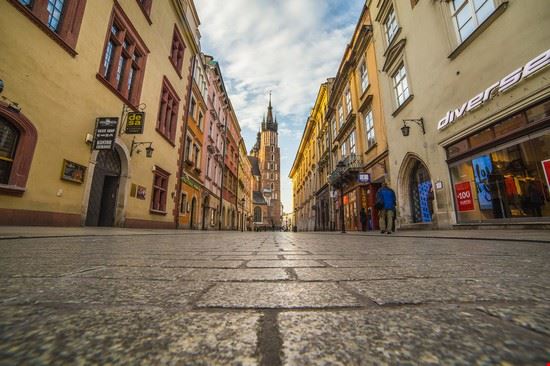 Shopping a via Florianska Cracovia mikecphoto / Shutterstock.com mikecphoto / Shutterstock.com
