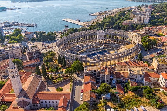Non è a Roma e neanche in Italia: questa copia del Colosseo è una straordinaria arena sul mare a due passi dal confine