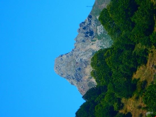 Faccia di Salvatesta - la faccia di Salvatesta è visibile attorno al mezzogiorno dal torrente Patrì alto