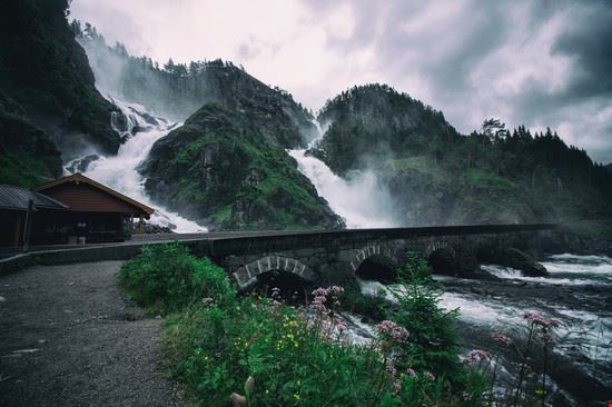 Låtefossen Odda Oksana Bystritskaya - Shutterstock Oksana Bystritskaya