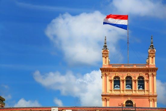 Tra sviluppo urbano e locomotiva a vapore Asuncion Don Mammoser - Shutterstock Don Mammoser