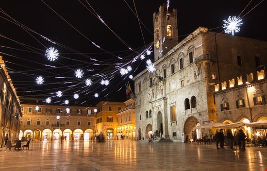 Piazza del Popolo Ascoli Piceno Buffy1982 / Shutterstock.com Buffy1982 / Shutterstock.com