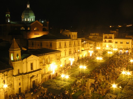Veduta notturna di Piazza Cavour