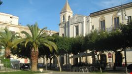 Uno scorcio di Piazza Cavour con la chiesa del purgatorio