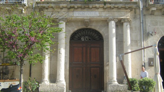 Portale del Palazzo Fanara, che prospetta in Piazza Cavour