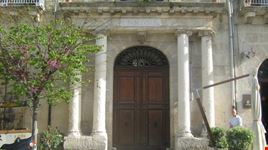 Portale del Palazzo Fanara, che prospetta in Piazza Cavour