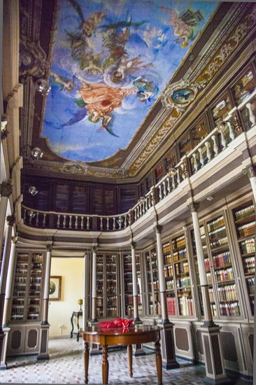 Il fondo antico nell'interno della biblioteca comunale