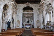 L'interno della Chiesa del Rosario (XVIII sec.) con i suoi sontuosi stucchi in stile barocchetto e il tetto in cassettoni ligneo