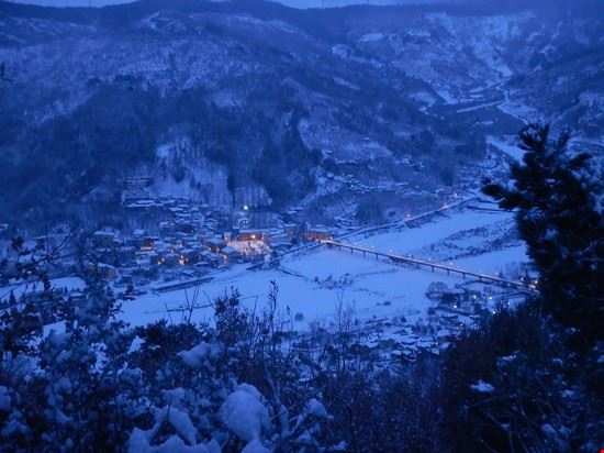  Fondachelli Fantina immerso nella neve è una cartolina  che si ripete in media almeno due volte l'anno. La Rocca Salvatesta ne impreziosisce l'aspetto rendendolo simile a un paesino dolomitico. Il paesaggio invernale sia dal paese che dalla dorsale dei monti Peloritani che lo circonda è eccezionale.

  