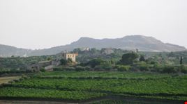 Favara, veduta paesaggistica rurale verso Monte Caltafaraci, un sito ricco di testimonianze archeologiche che vanno dalla prima età del bronzo fino al XIII secolo.