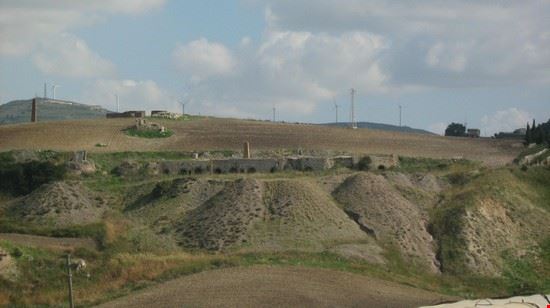  La Miniera Ciavolotta, posta sopra una collina a pochi chilometri dalla Valle dei templi di Agrigento, è stata una miniera di zolfo, già recuperata da un intervento di conversione in parco minerario per renderla fruibile al pubblico dei visitatori. 

  