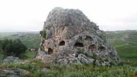 Un itinerario emozionante tra arte, storia, cultura, natura, sapori…da gustare lentamente…alla scoperta di Favara ed il suo territorio! Un altro scorcio della necropoli di contrada Stefano.
