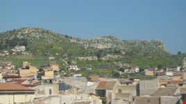 Favara, nello sfondo Monte Caltafaraci, un'area ricca di testimonianze archeologiche che vanno dalla prima età del bronzo fino al XIII secolo, visto dalla terrazza della sede municipale.