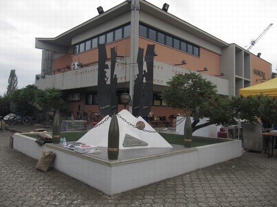 Comnune e monumento in piazza