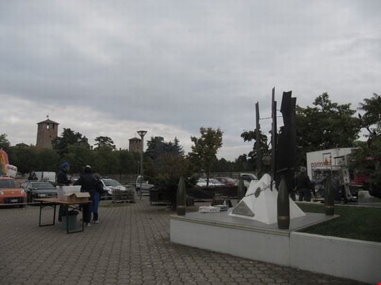  Il Castello Anguissola e in Piazza Serena il Monumento ai Caduti di Nikolajewka .  