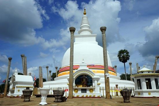 La città Santa Anuradhapura Valery Shanin / Shutterstock, Inc. Valery Shanin / Shutterstock, Inc.