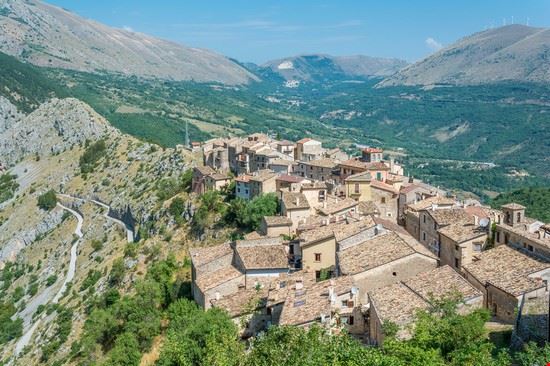  Anversa degli Abruzzi Stefval / Shutterstock, Inc. Stefval / Shutterstock, Inc.