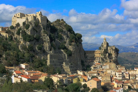 È un borgo bello da non credere: scolpita tra due pinnacoli di roccia, la 'Perla del Molise' è un posto surreale