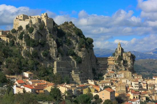 È un borgo bello da non credere: scolpita tra due pinnacoli di roccia, la 'Perla del Molise' è un posto surreale