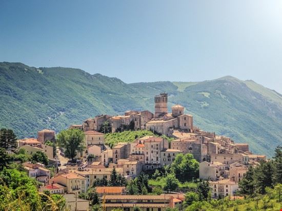  Castel del Monte canadastock - Shutterstock canadastock