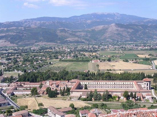  La Certosa di San Lorenzo, maggiormente conosciuta come Certosa di Padula, è una meraviglia architettonica dichiarata nel 1998 Patrimonio dell’Umanità dall’UNESCO. Si tratta della più grande certosa d’Italia e sorge nella cittadina di Padula, nel Vallo di Diano, in provincia di Salerno.  