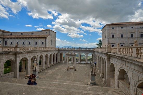 Abbazia di Montecassino Abbazia di Montecassino Cristian Puscasu / Shutterstock, Inc. S M L Guida ai formati Cristian Puscasu / Shutterstock, Inc. S M L Guida ai formati